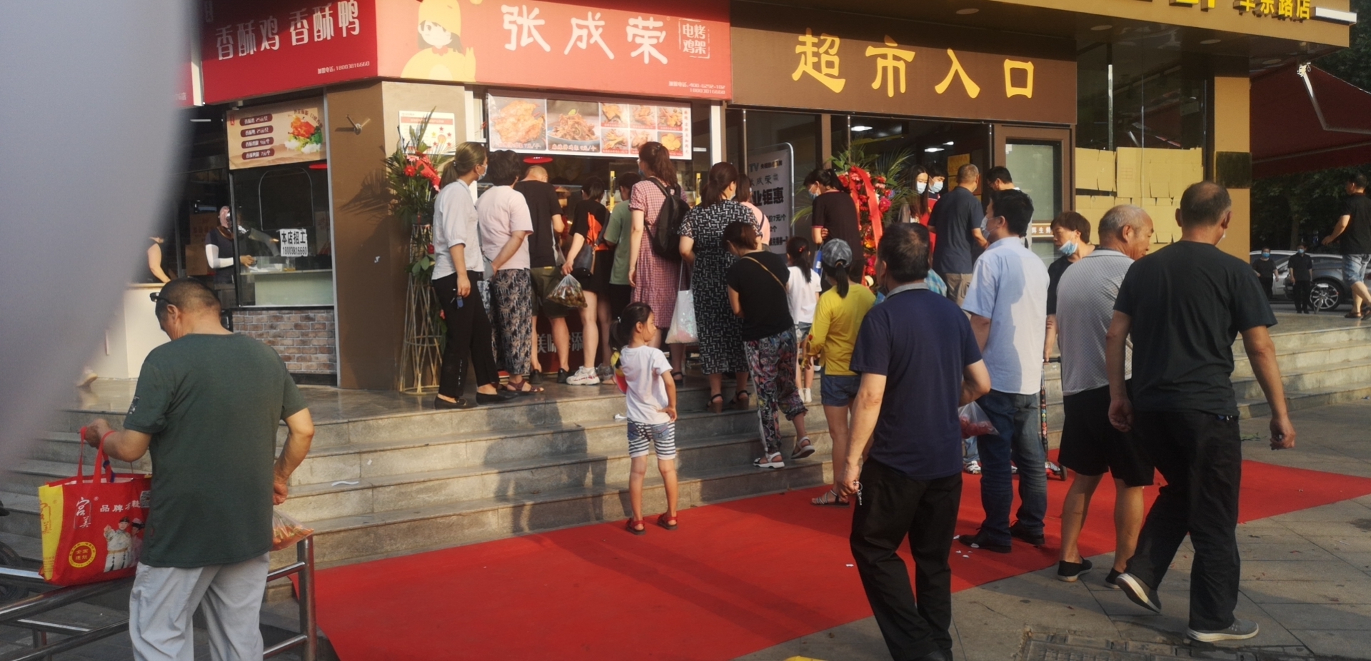 张成荣电烤鸡架加盟门店排队购买，生意火爆