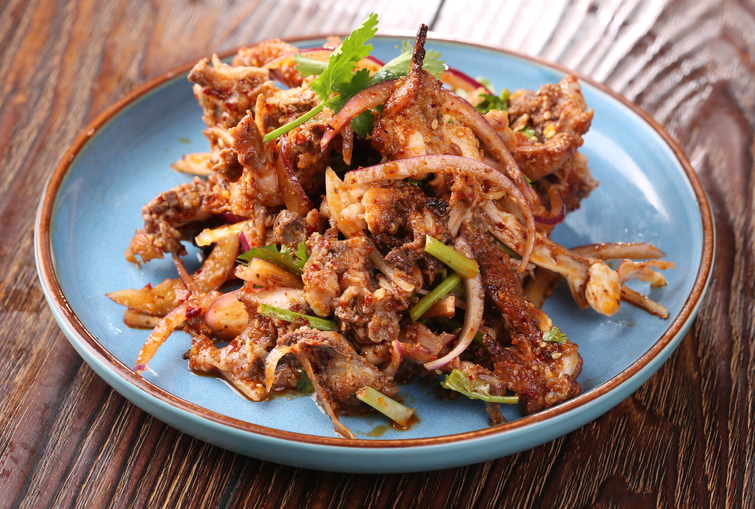 张成荣特色拌鸡架肉质鲜嫩、风味独特