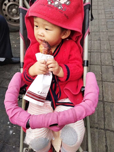 大街小巷火爆的电烤鸡架美食，孩子们都喜欢吃