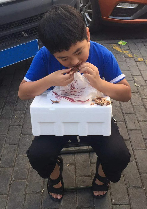 大街小巷火爆的电烤鸡架美食，孩子们都喜欢吃